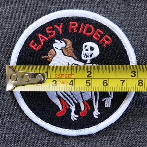 Puede incluir: Parche redondo negro con las palabras "EASY RIDER" en rojo. El parche presenta un esqueleto y una mujer con cabello castaño. El parche tiene aproximadamente 7,6 cm de diámetro.
