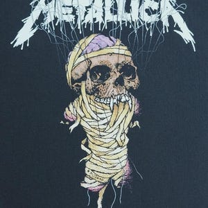 Könnte beinhalten: Ein Set aus drei Keramikbechern mit gesprenkelter, matter Oberfläche. Die Becher sind in Creme-, Hellgrau- und Dunkelgrautönen gehalten. Jeder Becher hat ein schlichtes, minimalistisches Design, ideal für Kaffee oder Tee.