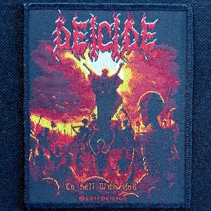 以下が含まれることがあります： 赤いゴシック体の「DEICIDE」の文字が刺繍されたパッチ。炎のシーンと人物が描かれています。「To hell With God」と「@2011 DEICIDE」の文字が下にあります。パッチは濃い青色の背景にあります。