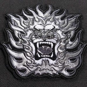 Parche para chaqueta de motociclista con cabeza de león enfadado en llamas bordado para planchar