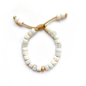 Nr. 87 Armband med stort pärlmotiv och vita ädelstenar | Ponnypärlor | Designerinspirerad | Forte-pärla | Armgodisstapel | Justerbar | Agat, turkos och månsten