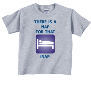 Pode incluir: Uma camiseta cinza mesclada com um gráfico azul de uma cama e o texto "There is a nap for that iNAP".