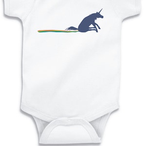 Puede incluir: Un body blanco para bebé con una silueta de unicornio azul que hace caca arcoíris.