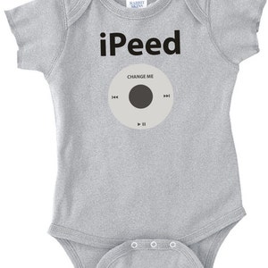 Pode incluir: Um macacão de bebê cinza com o texto "iPeed" e um gráfico de um iPod com o texto "Change Me".