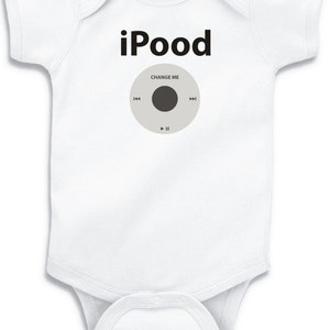 Pode incluir: Macacão branco para bebê com o texto "iPod" e um gráfico de uma interface iPod com o texto "Change Me".
