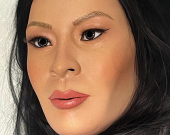 Lucy Liu, esculpida y pintada, correa ajustable.