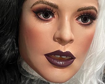 Máscara de látex de Melanie Martinez con correa ajustable.