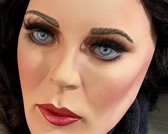 Máscara de látex de Wonder Woman esculpida y pintada, con correa ajustable.