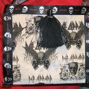 Cartera con forma de caja de puros en blanco y negro de Def Leppard
