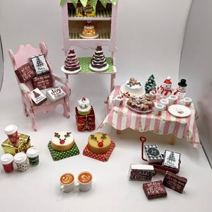 Miniaturas de Natal para casa de bonecas: fadas, biscoitos de gengibre, bolos, canecas, caixas e adereços decorativos.