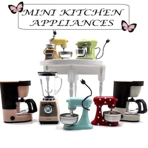 Puede incluir: Una colección de electrodomésticos de cocina en miniatura que incluye batidoras de pie en amarillo, verde, azul y rojo con lunares blancos, una licuadora y dos cafeteras en rosa y negro. El texto MINI KITCHEN APPLIANCES aparece arriba.
