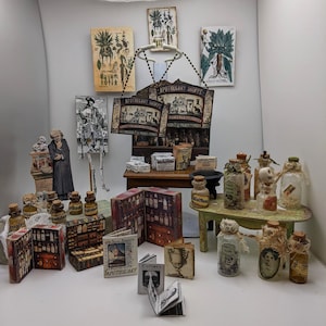 Apotheker Miniatur Puppenhaus Halloween Flaschen Poster Bücher Truhen Schriftrollen Schilder