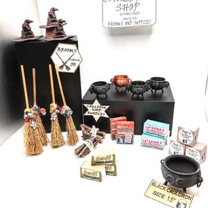 Miniatyr dockhus kittelbutik: Kvastar, sorteringshatt, träpaket