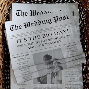 Könnte beinhalten: Eine Hochzeitseinladung, gedruckt auf einem Zeitungspapier mit der Überschrift "Es ist der große Tag!" und den Namen Ashley & Bradley. Die Einladung enthält die Hochzeitsgesellschaft, die Zeremoniedetails und eine Botschaft des Paares.