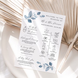 Puede incluir: Una invitación de boda con un diseño floral de acuarela azul. La invitación incluye los nombres "Mr & Mrs Harrison" y la fecha "July 06, 20XX". La invitación también incluye una línea de tiempo de los eventos del día de la boda, incluyendo la ceremonia, la hora del cóctel, la cena y el baile.