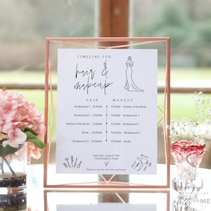 Könnte beinhalten: Ein weißes, druckbares Schild mit einem Zeitplan für Haare und Make-up für eine Hochzeit. Das Schild enthält eine Strichzeichnung einer Braut in einem Hochzeitskleid. Das Schild listet die Zeiten für jede Brautjungfer, die Mutter der Braut und die Braut für Haare und Make-up auf. Das Schild enthält auch das Datum und den Ort der Hochzeit.