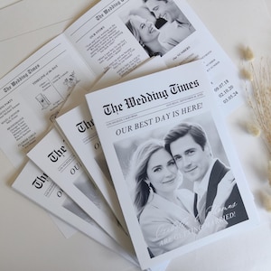 Może przedstawiać: Czarno-białe ogłoszenie ślubne w stylu gazety z nagłówkiem "The Wedding Times" i tekstem "Our Best Day Is Here!" Ogłoszenie zawiera czarno-białe zdjęcie pary i tekst "Bradley & Thomas Are Getting Married!"