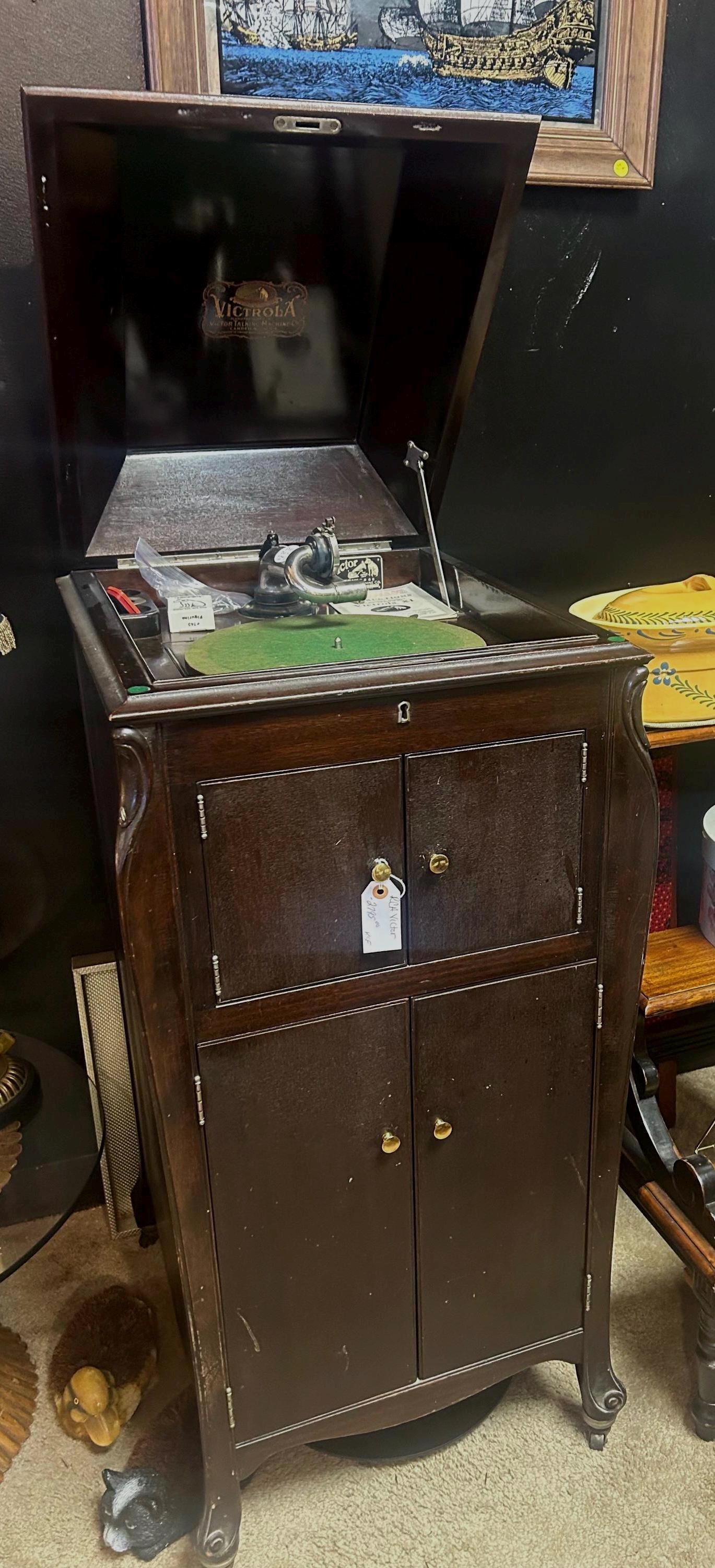 アンティークのビクター・ビクトローラ製フロア型蓄音機（1910年代
