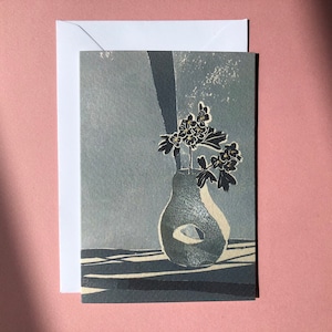 Nature morte en gris - carte d'art - carte de voeux - nature morte - carte d'anniversaire - plante - carte de plante d'intérieur - fleurs - floral