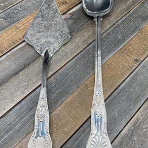 Interpur Sheridan Silverplate Hong Kong cake server and large spoon. "Kings" pattern.