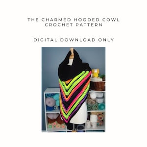 Könnte beinhalten: Ein Häkelmuster für einen schwarzen Kapuzen-Schal mit neon-grünen, pinken, orangen und gelben Streifen. Das Muster wird auf einer Puppe vor blauem Hintergrund gezeigt.