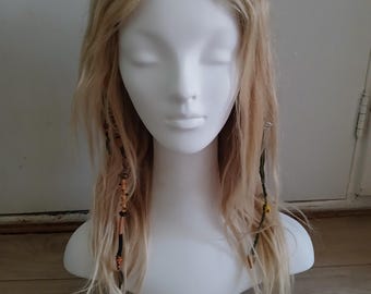 Blonde Echthaarperücke mit Stufen und 2 Haarwickel – Hippie-, Boho-, Ibiza-, Zigeuner-Stil