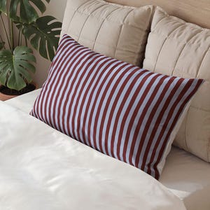 Funda de almohada de algodón con rayas retro, decoración de dormitorio estilo Regencia vintage en tonos burdeos, rojo y azul.