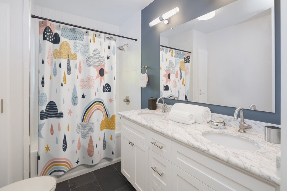 A Neutral Eye-Catching Bathroom Decor With A Graphic Curtain