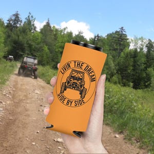 Livin' The Dream Side by Side Can Coozie, UTV Rider Gift afbeelding 1