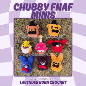 Puede incluir: Una colección de nueve peluches de ganchillo hechos a mano, cada uno representando personajes de la serie de videojuegos, Five Nights at Freddy's. El texto "CHUBBY FNAF MINIS" y "A CROCHET PATTERN BY LAVENDER BUNN CROCHET" son visibles.