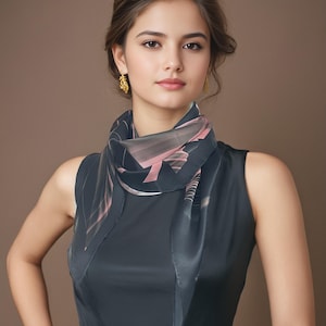 Pañuelo largo de seda con diamantes: Pañuelo de satén rosa y negro