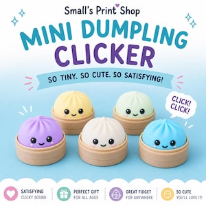 Puede incluir: Cinco juguetes fidget con forma de pequeña empanadilla en recipientes individuales estilo bambú. Las empanadillas son moradas, amarillas, blancas, verde claro y azules, cada una con una cara sonriente. Texto: Small's Print Shop MINI DUMPLING CLICKER SO TINY. SO CUTE. SO SATISFYING! CLICK! CLICK!