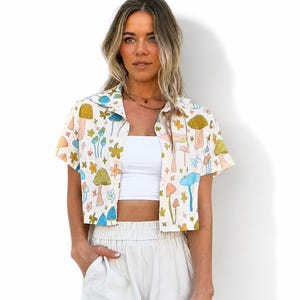 Mushroom Daisy Crop Top: 70s Retro Button-Down Shirt