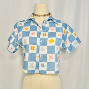Checkered Floral Crop Top: 70s Retro Button-Down Shirt