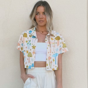 Mushroom Daisy Crop Top: 70s Retro Button-Down Shirt