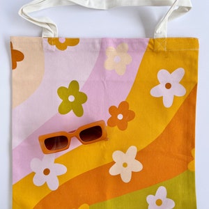 RetroBabe tote bag; cute retro canvas bag; canvas tote bag with retro design; orange pink green retro aesthetic with daisies