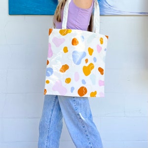 blob tote bag; cute retro canvas bag; canvas tote bag with abstract design; orange pink green retro aesthetic; reusable; recycled;