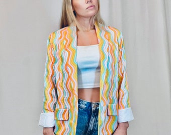 Gewellter Regenbogen Blazer; flippige psychedelische bunte Jacke mit Taschen; Unisex-Kleidjacke