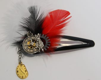Può includere: Fermaglio per capelli con piume nere e rosse con un ciondolo a forma di orologio argentato che presenta un coniglio e un ingranaggio. Il ciondolo dell'orologio ha un cuore dorato e una catena dorata con un ciondolo a forma di orologio dorato più piccolo.