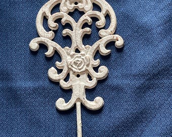 Gancho de metal fundido con forma de rosa de estilo victoriano vintage