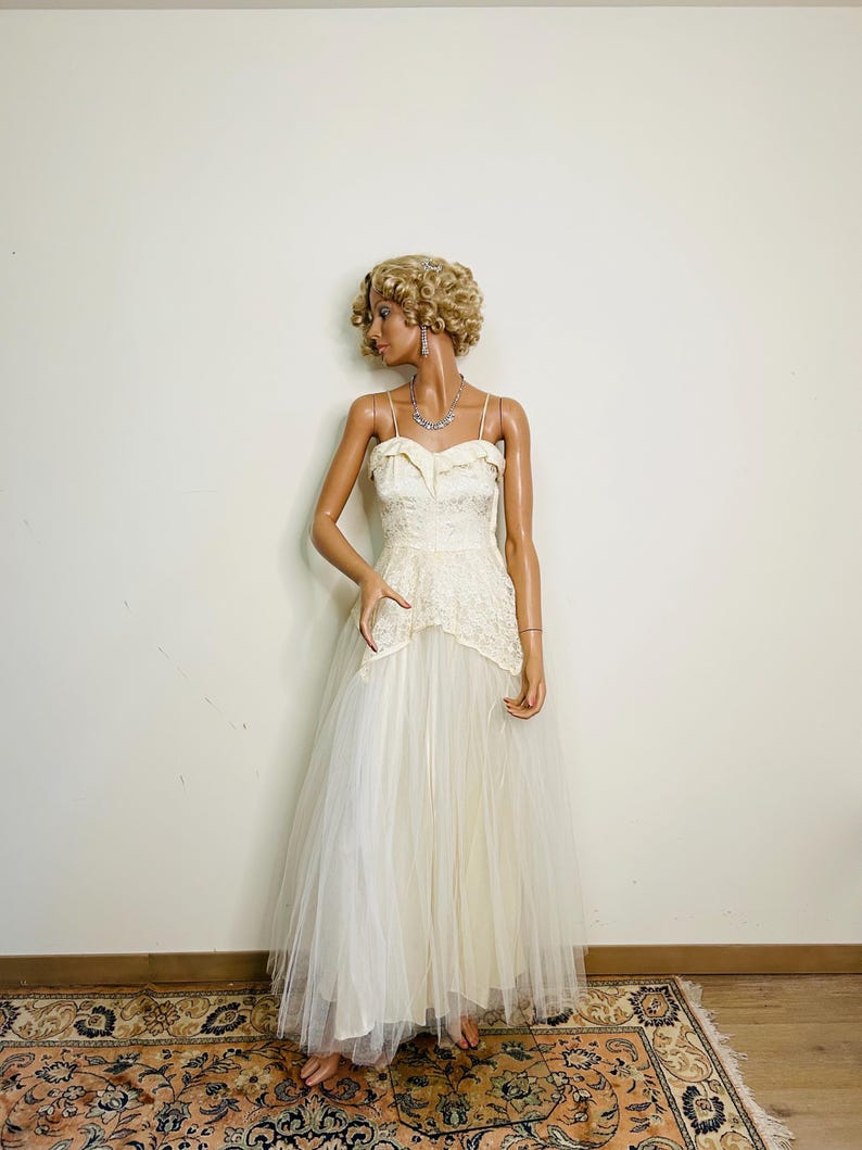 1950s Lace Wedding Dress - Sweetheart Neckline, Peplu…