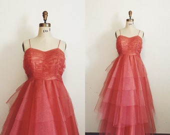 Vestido de tul color coral de los años 50 / Cintura imperio de 76 cm / Vestido de fiesta palabra de honor con escote corazón / Falda de tul escalonada / Vestido de noche formal vintage