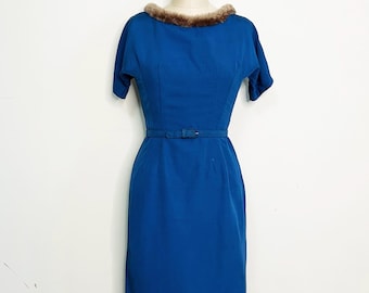 1950er Jahre blaues Wackelkleid | Kunstpelzband | Tailliert Taille | Marilyn Monroe Stil | 64 cm Taille
