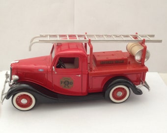 Model car 1:19,"Ford V 8 Fire Department Beverly Hills".