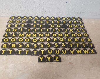 Lot de 107 lettres en carton avec des valeurs numériques. Livraison GRATUITE Ground Advantage aux États-Unis. ChuckLivres