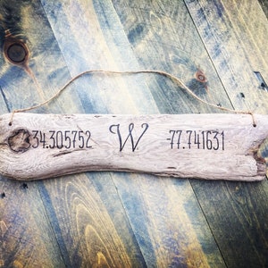 Letrero de madera flotante con monograma para boda / Regalo de compromiso personalizado para el Día del Padre / Regalo para recién casados para pareja / Letra monogramada con decoración de playa