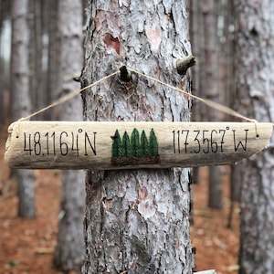 Bosque, letrero de coordenadas de madera de pino / Madera recuperada de madera a la deriva, regalo del Día del Padre, arte de pared de pinos, boda al aire libre, cabaña rústica