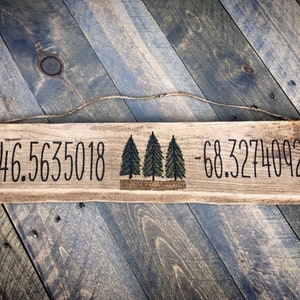 Letrero de madera recuperada personalizado con coordenadas, montaña, pinos, bosque, decoración de río forestal, boda al aire libre en el bosque, regalo para el Día del Padre para un papá amante de la naturaleza.