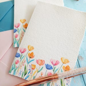 A6 pliées en papier chiffon de coton avec enveloppes | Cartes de correspondance en papier faites main | Papier 100 % recyclé | Fleurs de tulipe | Lot de 8 ou 16
