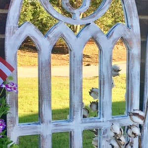Arched frame mirror with quatrefoil